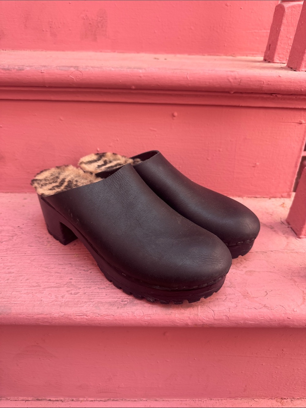 No. 6 Black Leather Mules with Leopard-Print Fur Lining